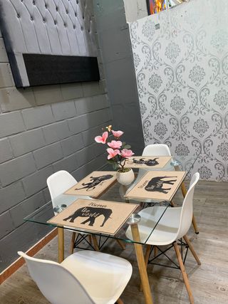 Mesa de cristal con 4 sillas