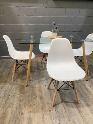 Mesa de cristal con 4 sillas