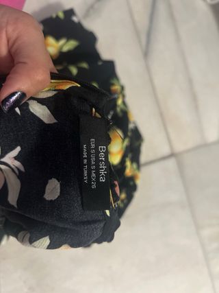 Mono corto estampado floral negro