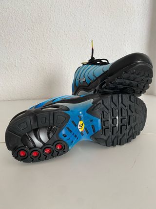 Zapatillas deportivas nuevas sin estrenar