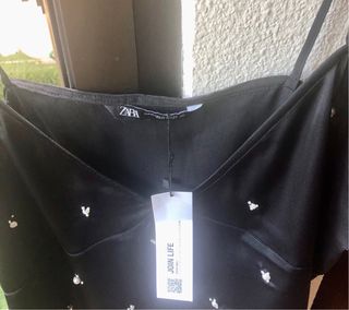 Camiseta Zara negra con pedrería