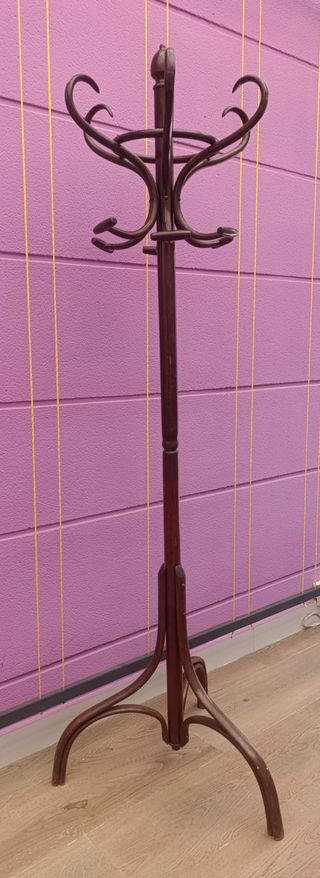 Perchero de madera oscuro