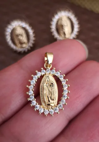 Conjunto bisutería Dije y Pendientes Virgen María