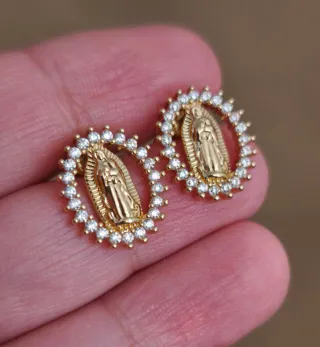 Conjunto bisutería Dije y Pendientes Virgen María