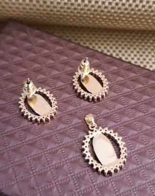 Conjunto bisutería Dije y Pendientes Virgen María