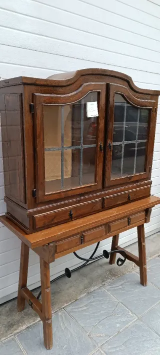 Alacena antigua con mesa plegable