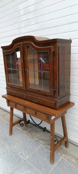 Alacena antigua con mesa plegable