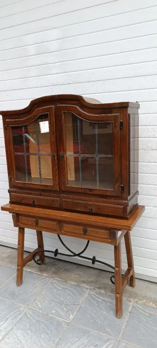 Alacena antigua con mesa plegable