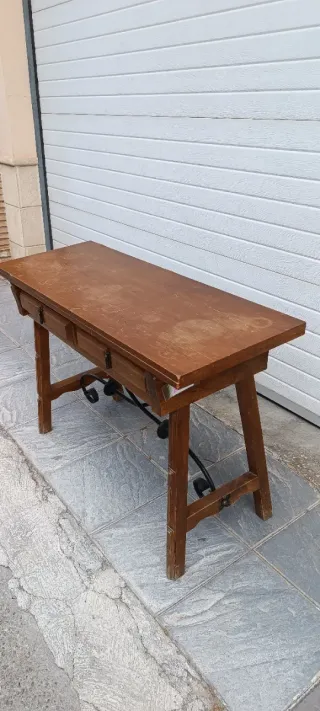 Alacena antigua con mesa plegable