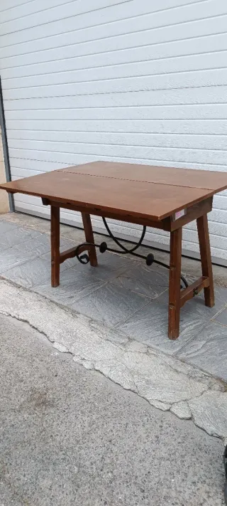 Alacena antigua con mesa plegable