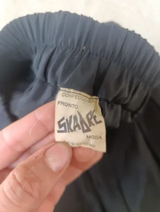 Falda midi plisada negra