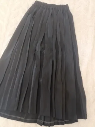 Falda midi plisada negra