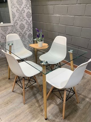Mesa cristal y 4 sillas blancas