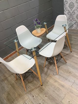 Mesa cristal y 4 sillas blancas