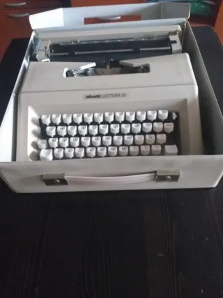 Máquina de escribir Olivetti Lettera 25