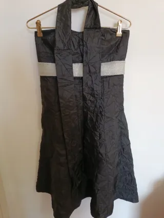 Vestido de fiesta negro con detalles plateados