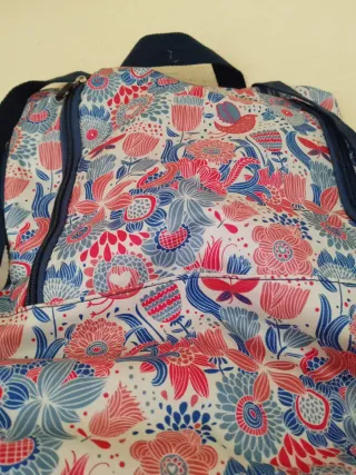 Mochila con estampado floral y pájaros