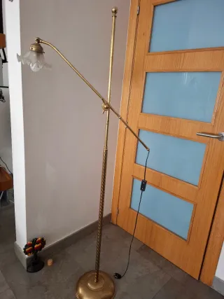 Lámpara de pie dorada con pantalla de cristal