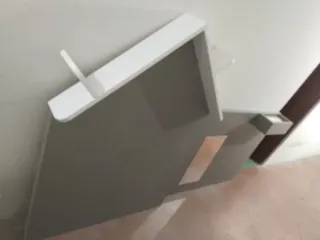 Pizarra pared casa blanca y gris