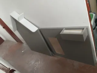Pizarra pared casa blanca y gris