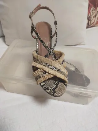 Sandalias de tacón con estampado de serpiente