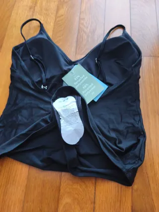 Traje de baño negro con relleno. Nuevo.