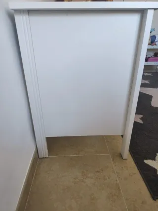 Escritorio infantil blanco con lejas