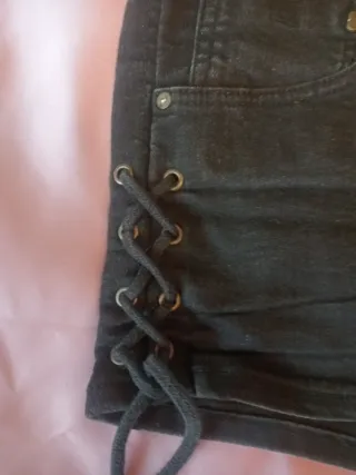 Pantalón corto negro con cordón