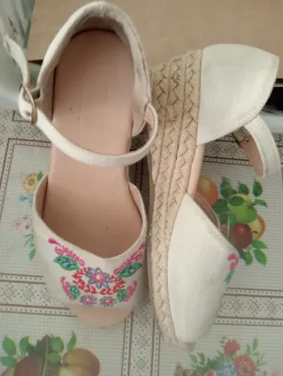 Sandalias niña bordadas beige multicolor Talla 30
