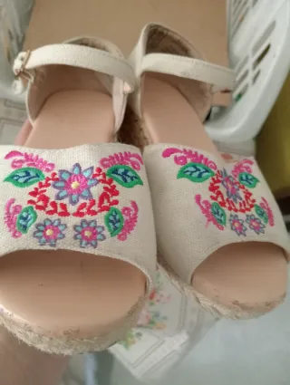 Sandalias niña bordadas beige multicolor Talla 30