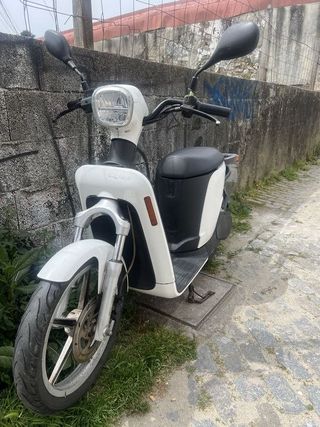 Vmoto F01 Scooter Eléctrica