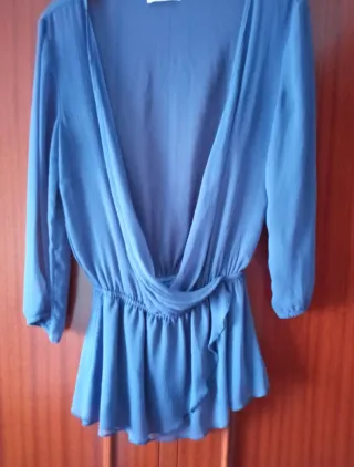 Blusa azul de gasa drapeada