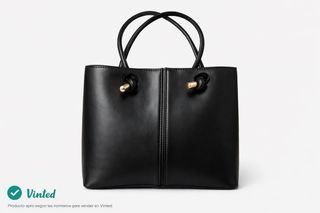 Bolso negro con detalle dorado