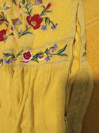Vestido Zara plumeti bordado mostaza Talla L