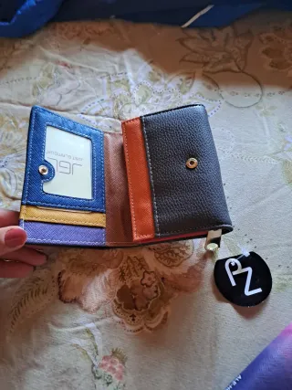 Monedero negro y rojo