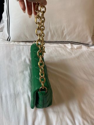 Bolso de hombro verde con cadena dorada