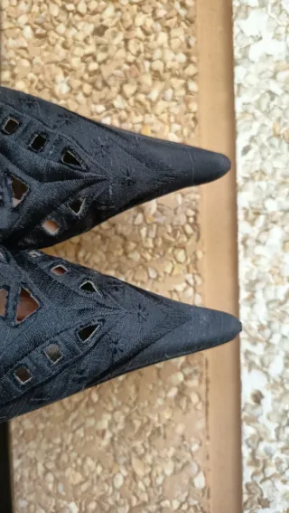 Sandalias en negro de Chantú Vintage Chic.