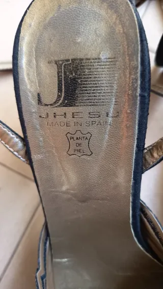 Sandalias en negro de Chantú Vintage Chic.