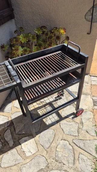 Barbacoa metálica negra con ruedas