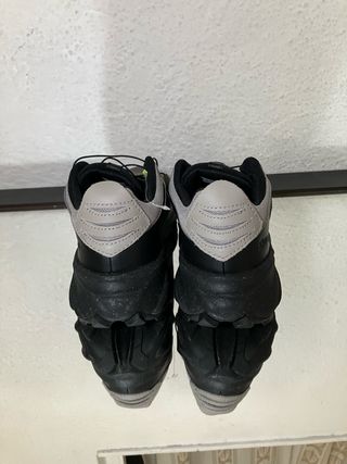 Zapatilla Salomon Negra y Gris