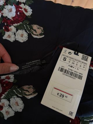 Vestido Zara floral negro talla M