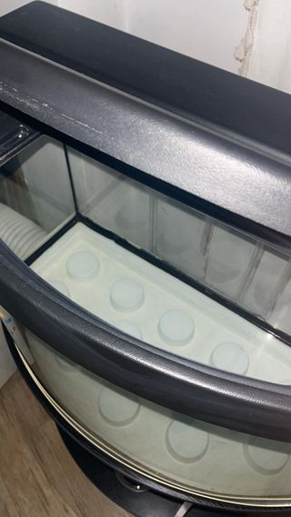 Acuario y mueble curvo