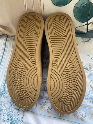 Zapatillas deportivas marrones y blancas