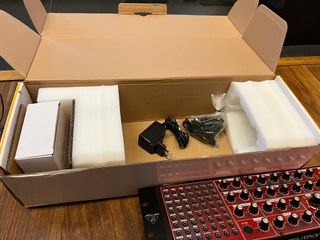Behringer Neutron Semimodular (Caja+Cables+Factura