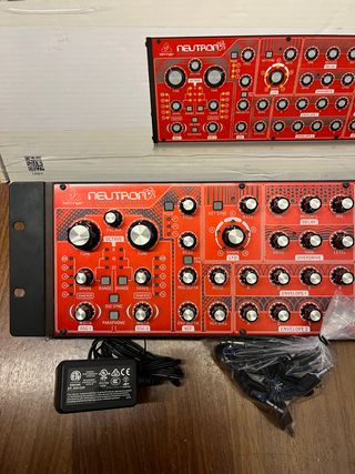 Behringer Neutron Semimodular (Caja+Cables+Factura