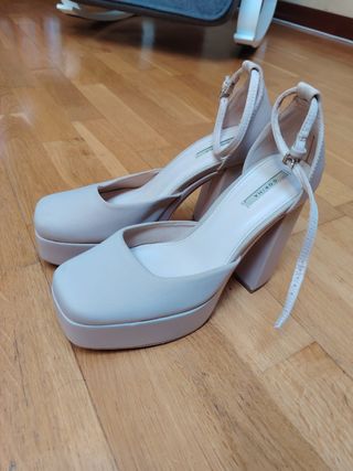 Zapatos de tacón beige con plataforma