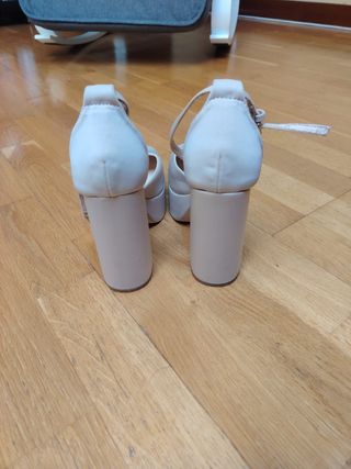 Zapatos de tacón beige con plataforma