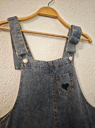 Peto vaquero con corazones.