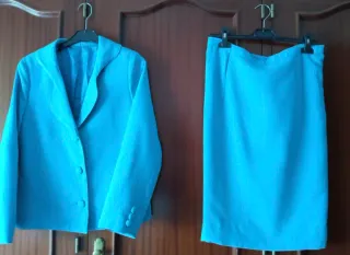 Conjunto chaqueta y falda azul turquesa