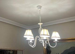 Lámpara colgante blanca con pantallas amarillas